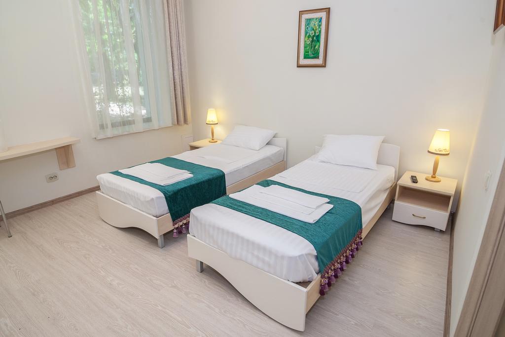Мини-гостиница «Феоника», Двухместный номер с 2 отдельными кроватями и дополнительной кроватью