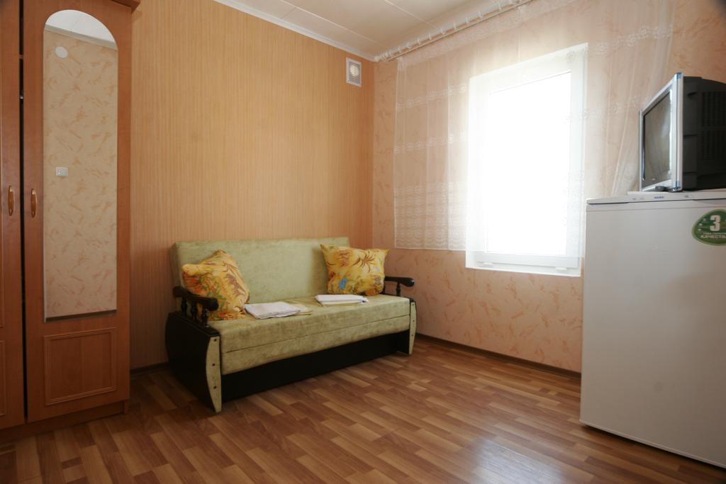 Мини-гостиница «Gala», Двухместный номер с 2 отдельными кроватями и общей ванной комнатой