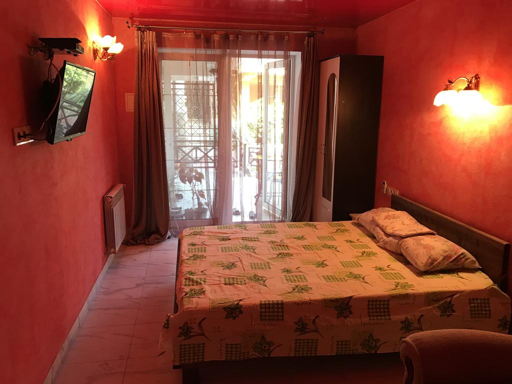 Гостиница «Генуэзский дворик», Двухместный номер Делюкс с 1 кроватью (на 2 взрослых + 1 ребенка)