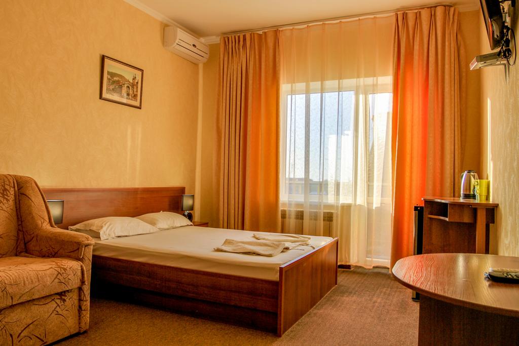 Отель «Прага», Четырехместный номер с балконом