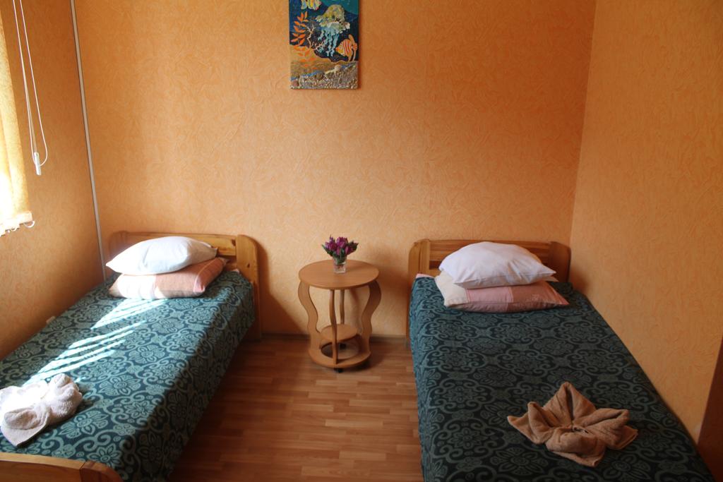 Гостевой дом «На Ленинградской», Стандартный номер с 2 односпальными кроватями и диваном